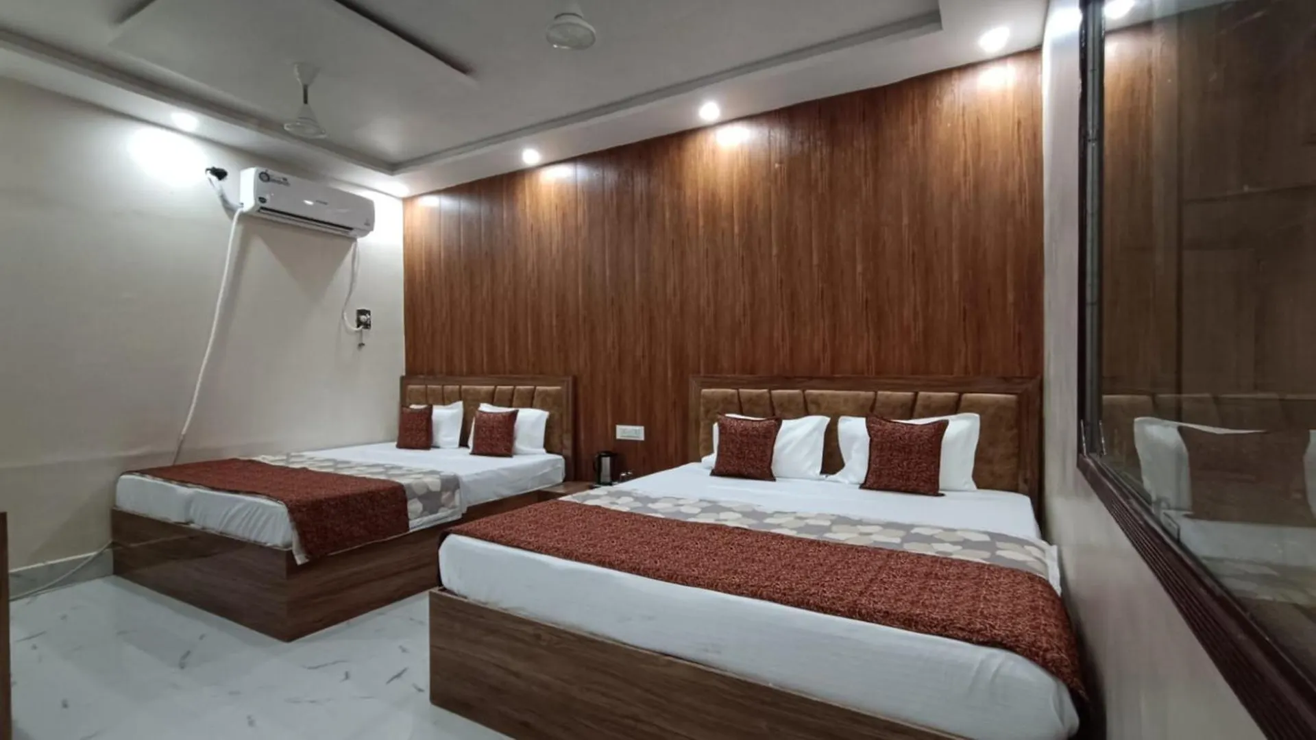 Hotel Goroomgo Vrrinda Home Stay Varanasi Enjoy Free Wifi- Free Parking And Restaurent Available