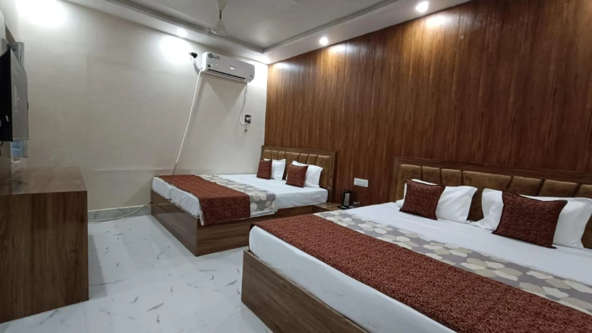 Goroomgo Vrrinda Home Stay Varanasi Enjoy Free Wifi- Free Parking And Restaurent Available
