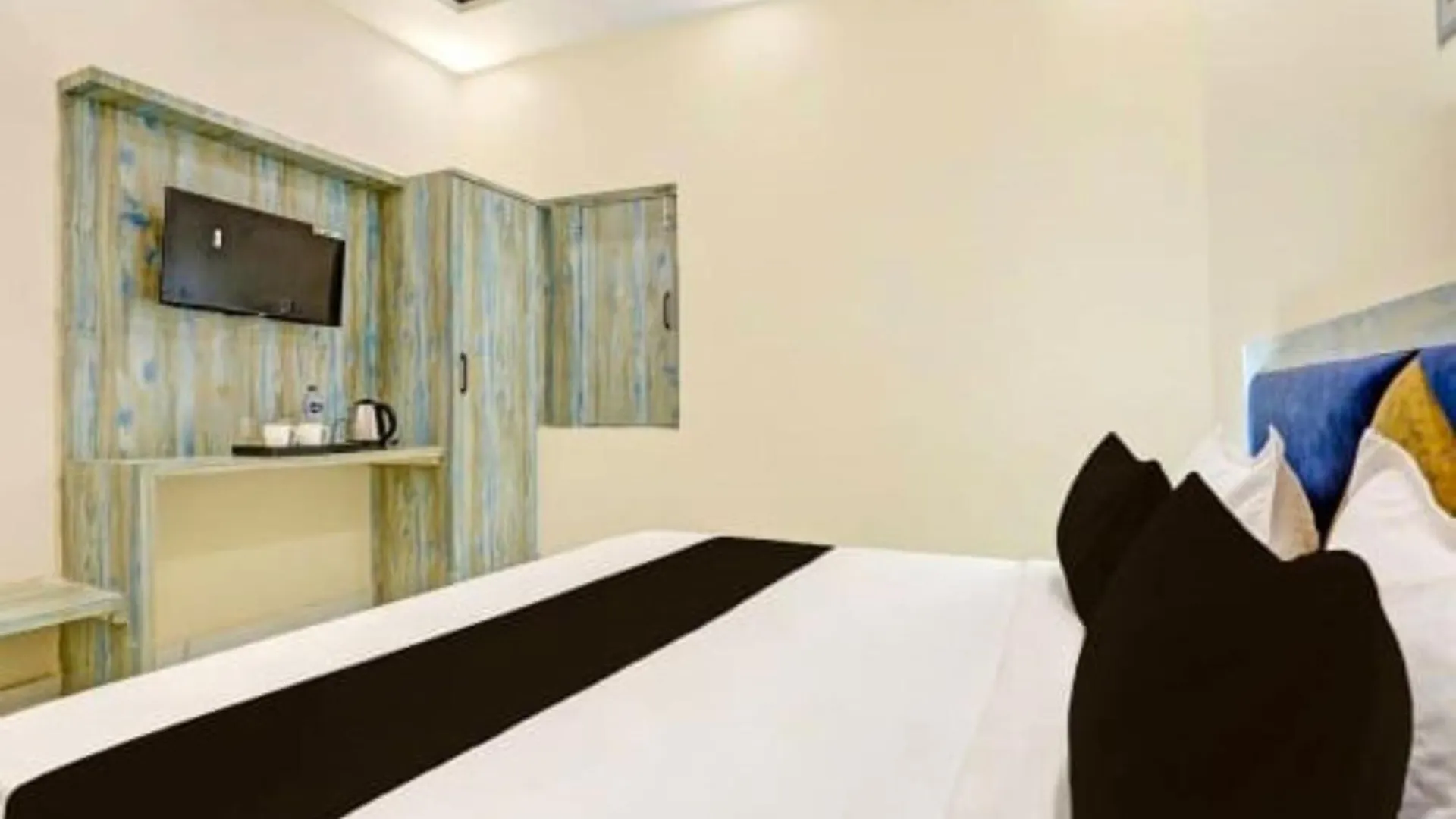 Goroomgo Vrrinda Home Stay Varanasi Enjoy Free Wifi- Free Parking And Restaurent Available India