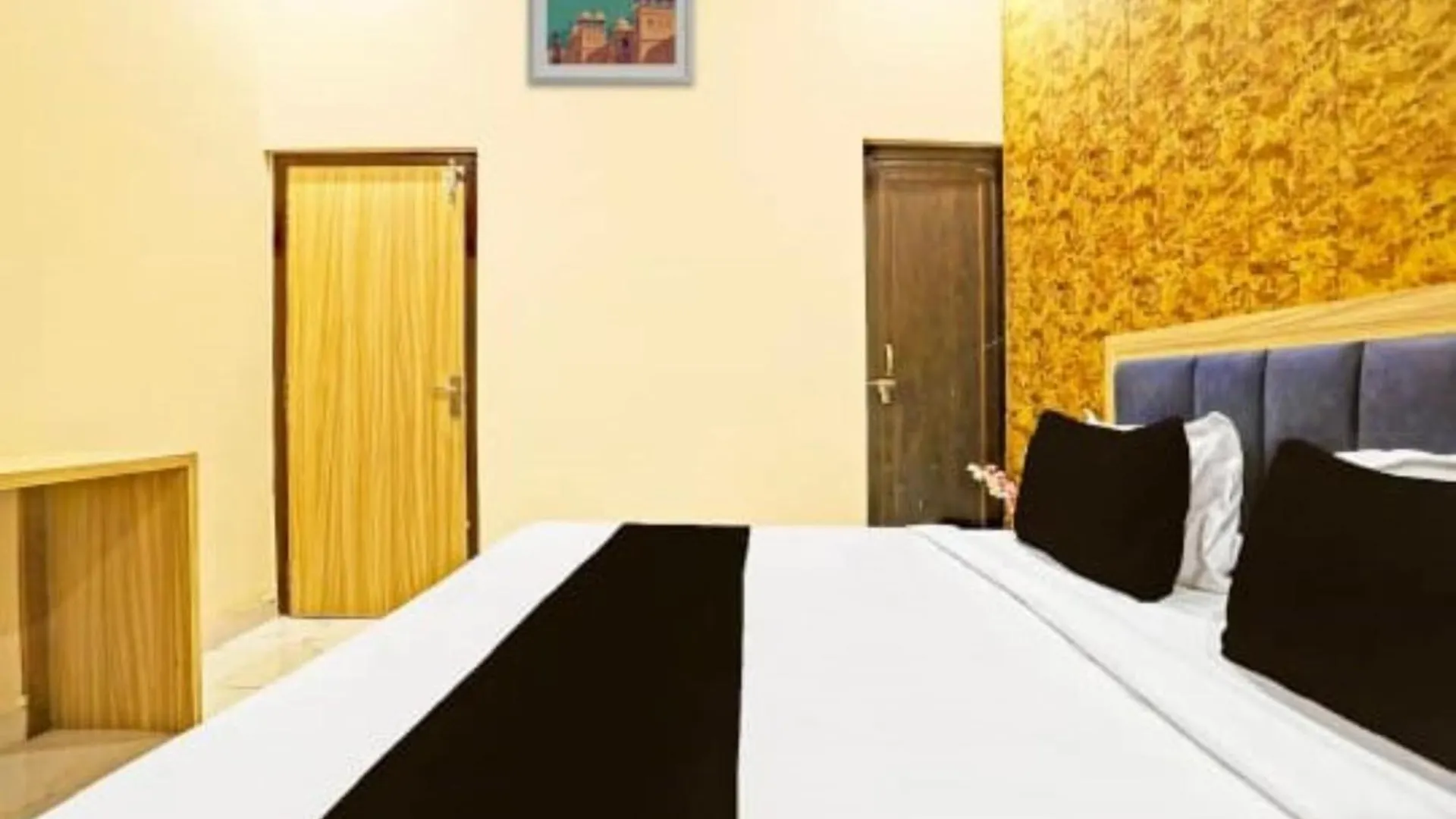 Hotel Goroomgo Vrrinda Home Stay Varanasi Enjoy Free Wifi- Free Parking And Restaurent Available