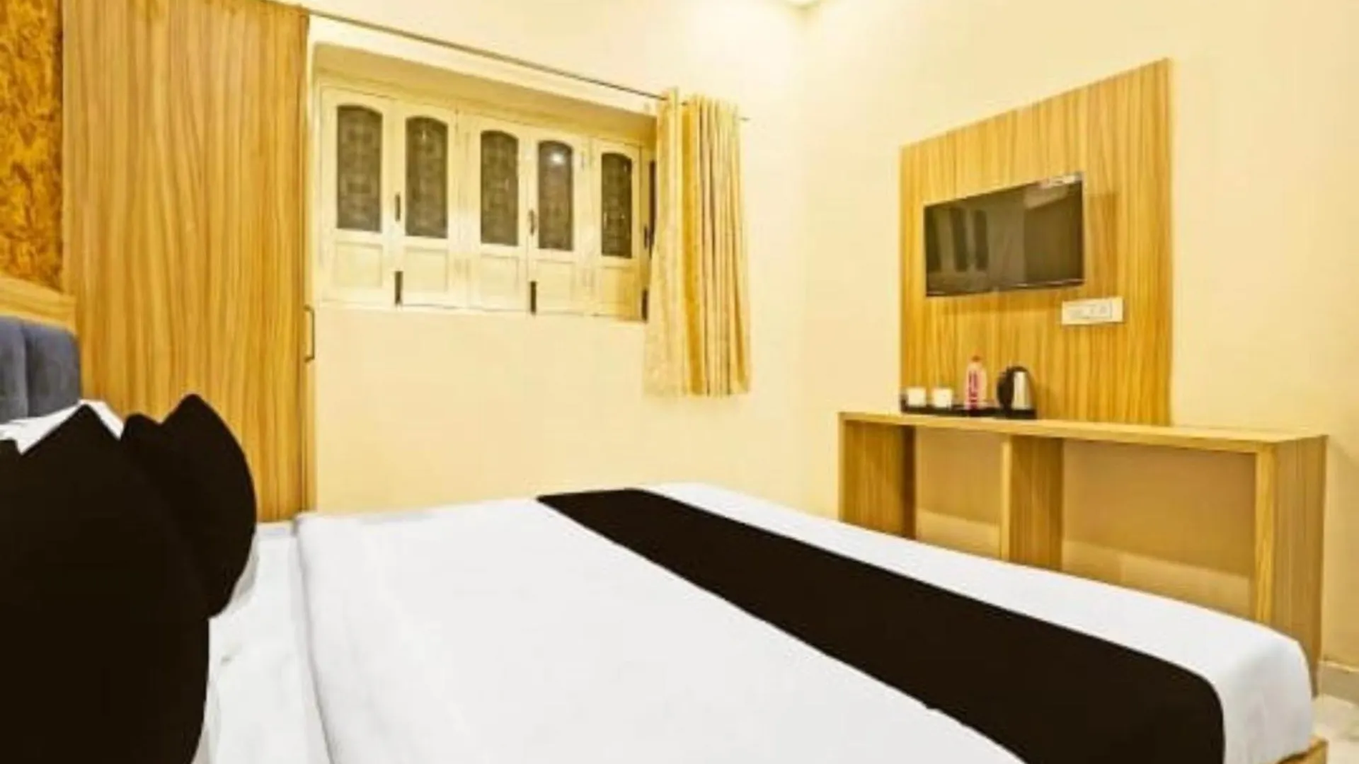 Goroomgo Vrrinda Home Stay Varanasi Enjoy Free Wifi- Free Parking And Restaurent Available India