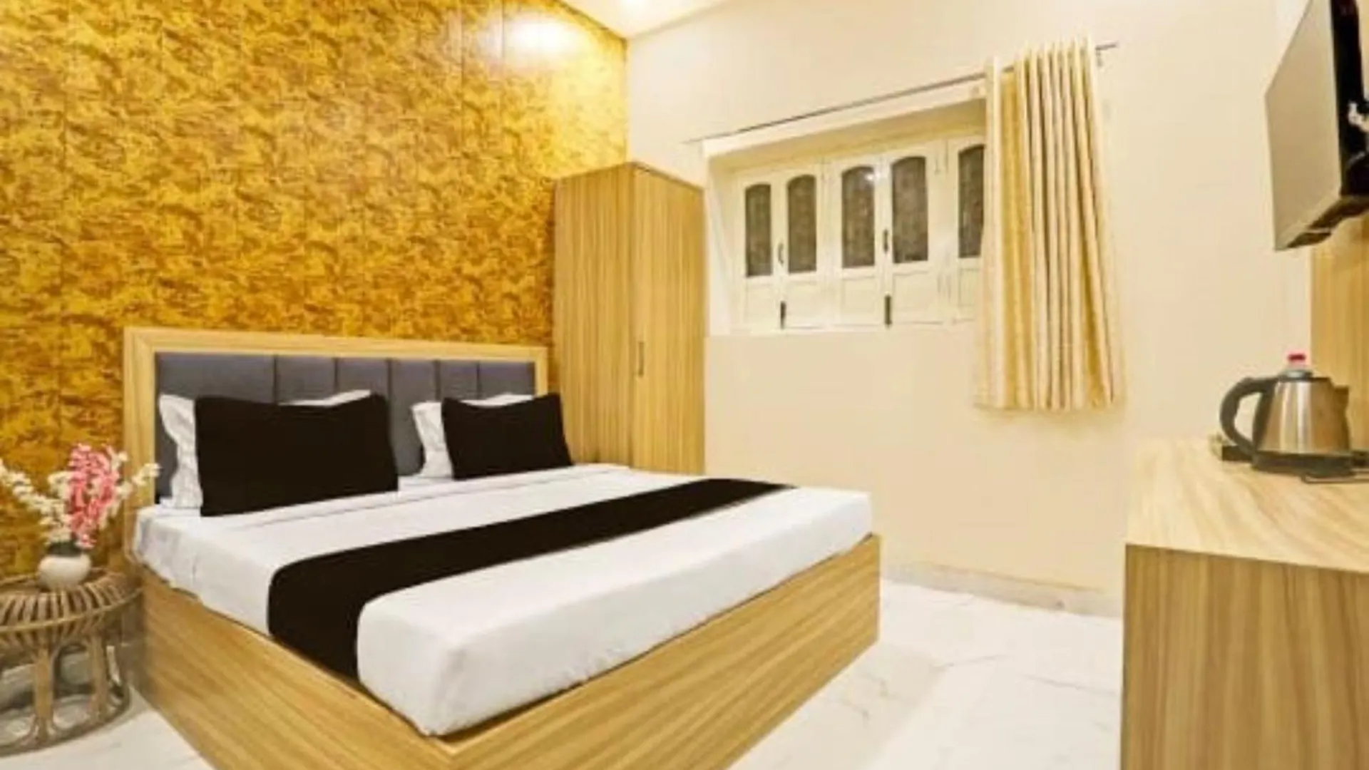 Goroomgo Vrrinda Home Stay Varanasi Enjoy Free Wifi- Free Parking And Restaurent Available Hotel