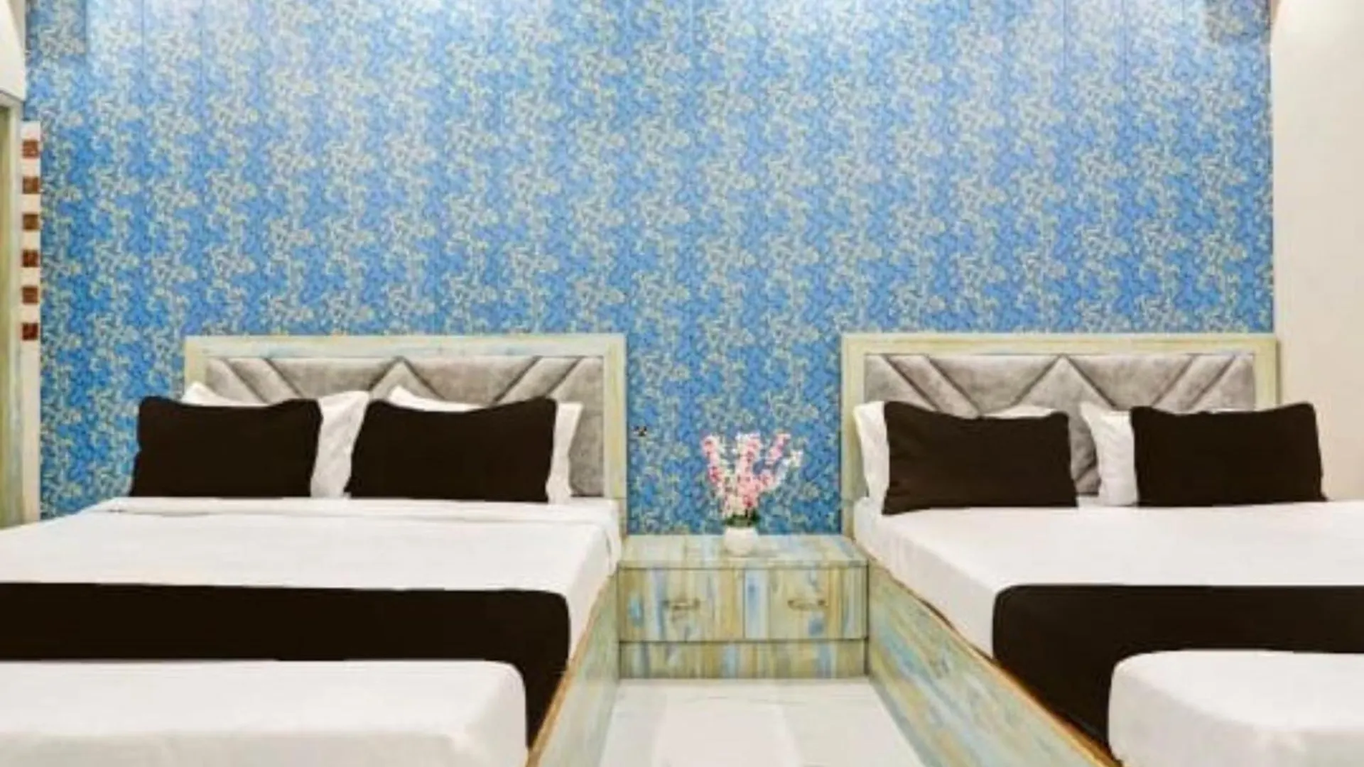 Hotel Goroomgo Vrrinda Home Stay Varanasi Enjoy Free Wifi- Free Parking And Restaurent Available