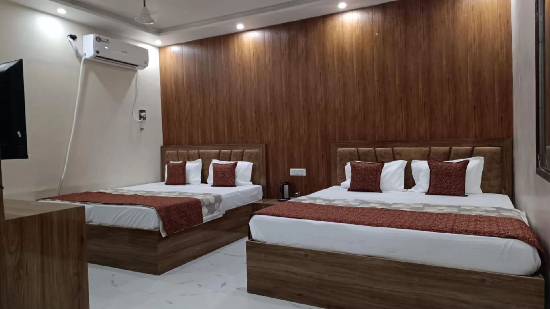 Goroomgo Vrrinda Home Stay Varanasi Enjoy Free Wifi- Free Parking And Restaurent Available 3*,  Ινδία